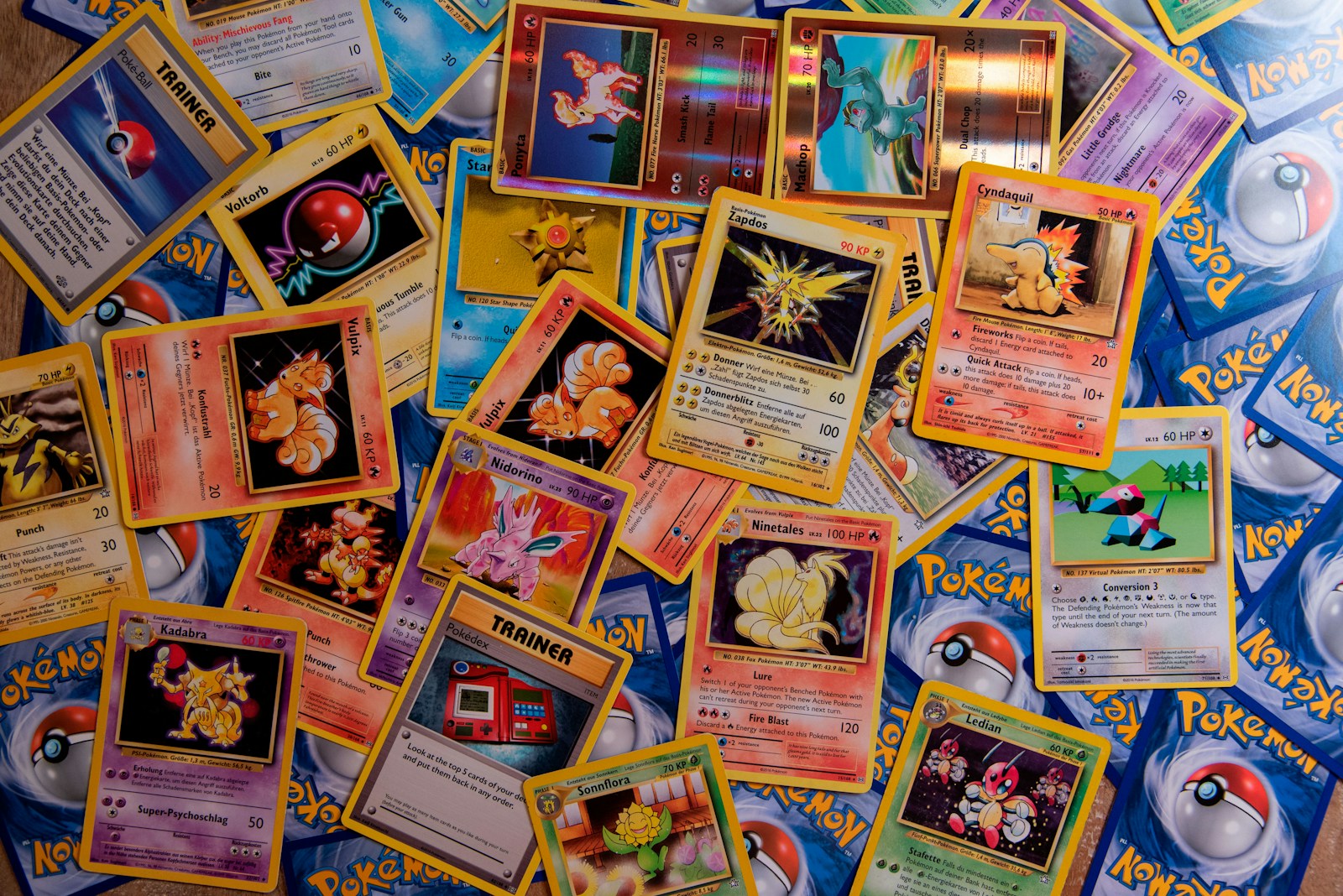 Tipos de rareza en expansiones Pokémon TCG: de Common a Special Illustration Rare e Hyper Rare, con distribución por set
